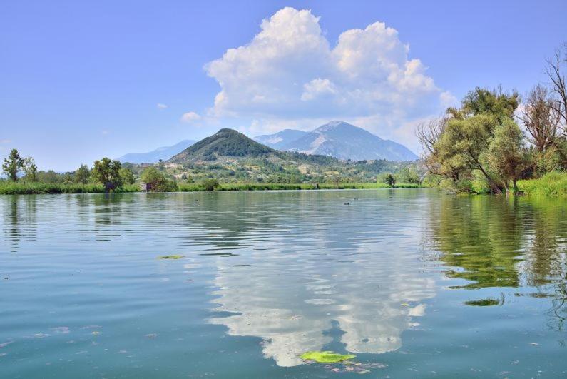 Casa Rosamari - Su Lago Di Posta Fibreno, Appartamento Con Camino Exterior foto